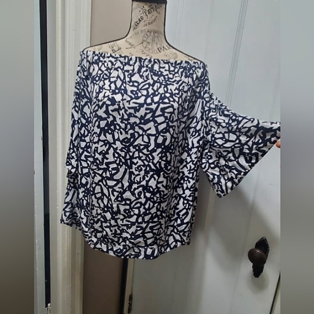 Floral Top off the shoulder blouse. 🌴